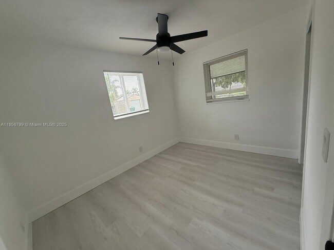 Building Photo - 5023 SW 93rd Ave