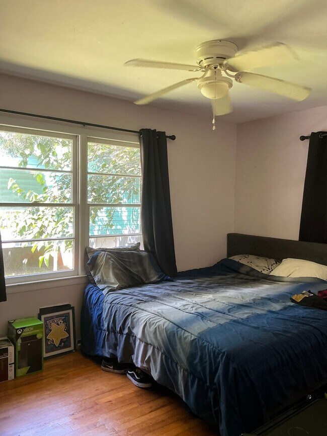 Building Photo - 3 bedroom 2 bathroom house conveniently lo...