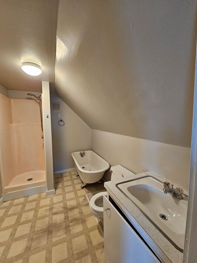 Building Photo - 260 Laurel St