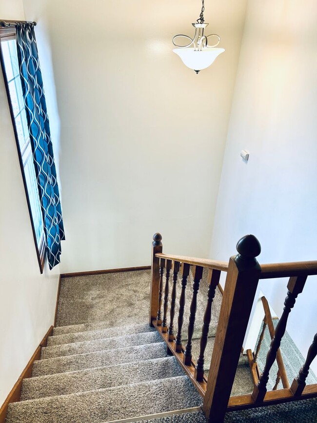 Building Photo - Convenient Location, Spacious Home