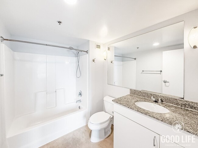 Building Photo - Spacious 2B/2BA Acqua Vista Condo w/ A/C & Washer/Dryer!