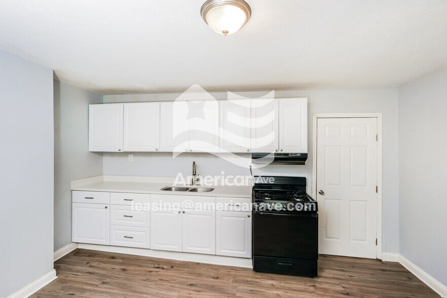 Building Photo - 2208 Lytle St