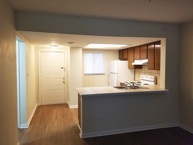 Building Photo - *MUST SEE* Southside Condo with Pool