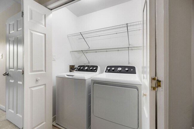 Building Photo - 9154 Lakeland Dr