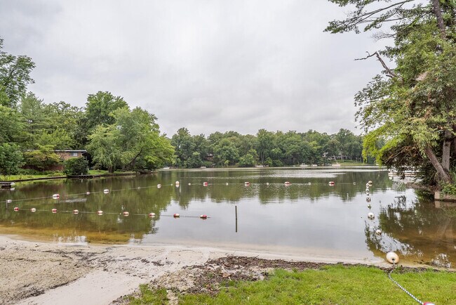 Building Photo - 6351 Lakewood Dr