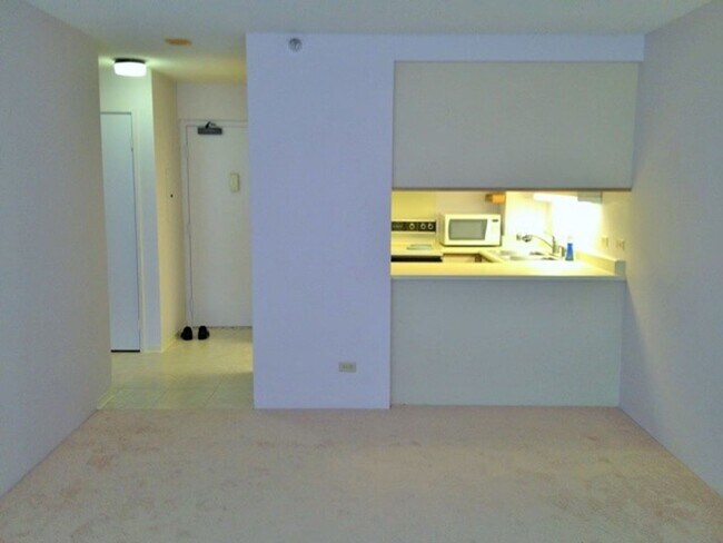 Building Photo - Royal Capitol Plaza 1 bedroom unit