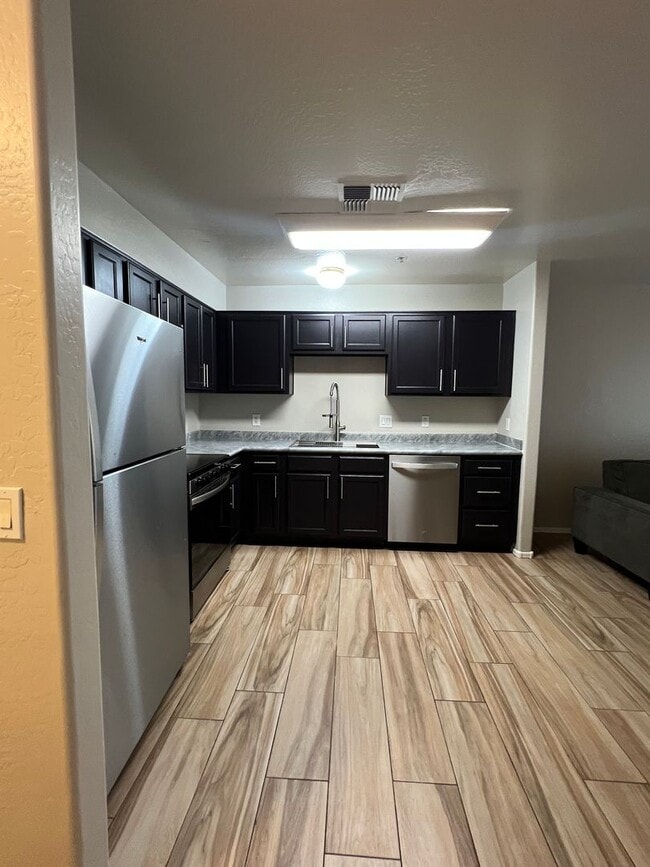 Building Photo - 3 BED 2.5 Bath $1450.