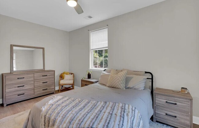 Building Photo - Vintage Craftsman