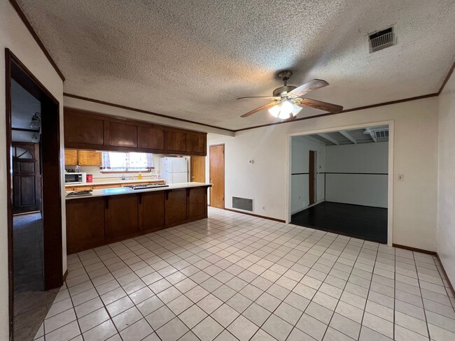 Building Photo - 3 Bedroom 2 Bathroom House with RV Parking...