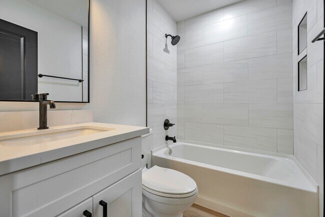 Building Photo - 3 Bedroom 2 Bath with Pool!