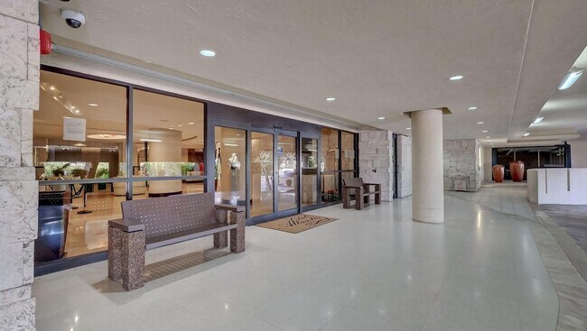 Building Photo - 2555 Collins Ave