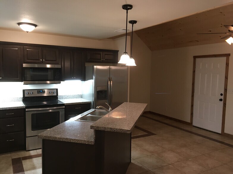 beautiful nearly new (1 yr old) kitchen - 117 S Kaupo Dr