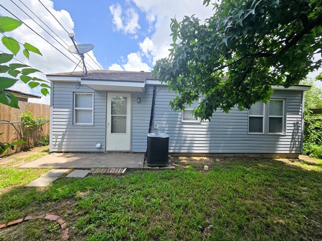 Building Photo - 2 Bedroom 1 Bath Home in Shawnee
