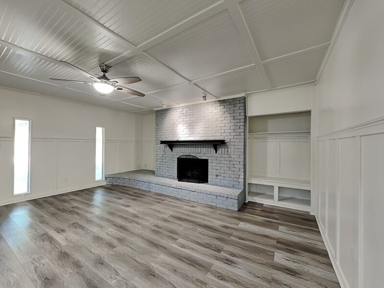 Building Photo - 1019 Park Center St