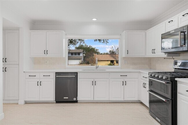 Building Photo - 8000 Manassas Dr