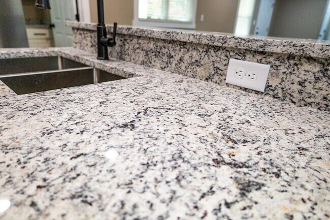 Building Photo - 516 Claremoor Ave