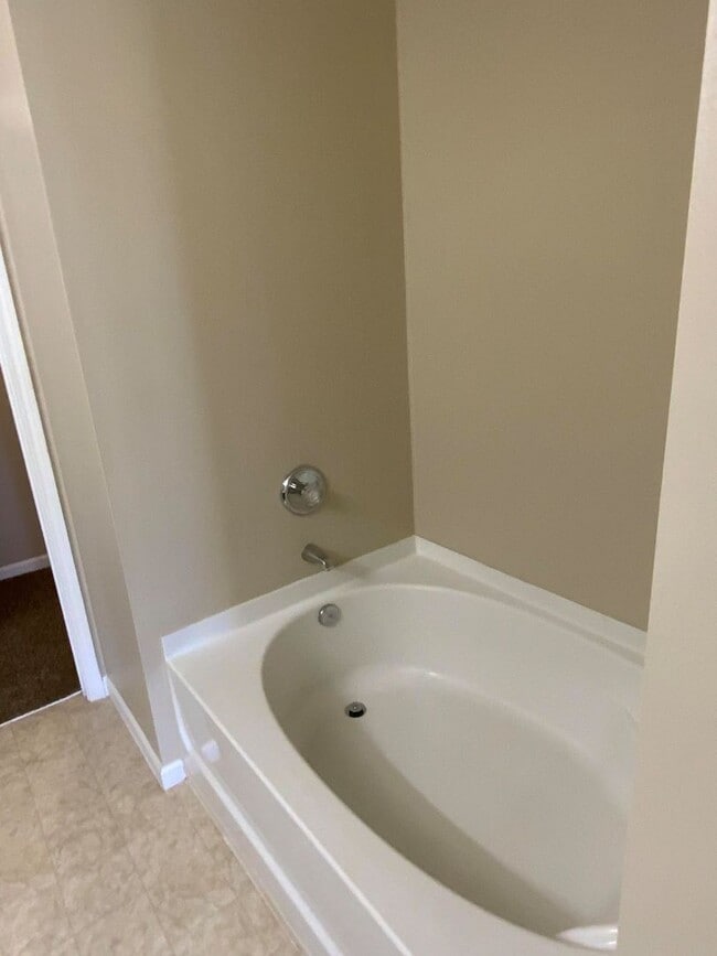 Building Photo - Brentwood Townhome For Lease
