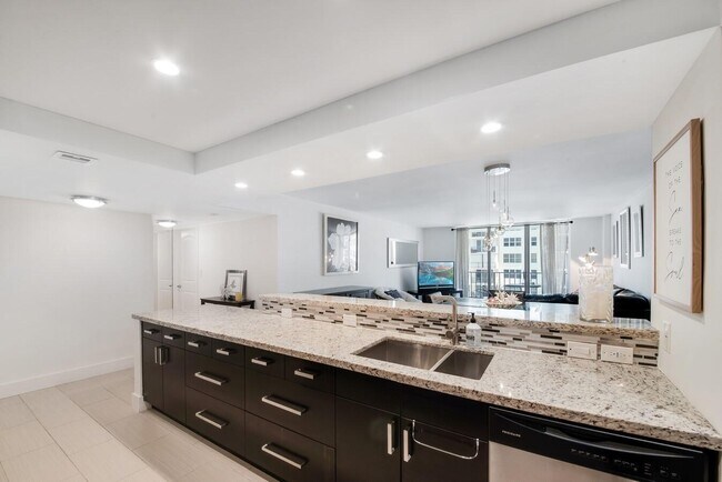 Building Photo - 1147 Hillsboro Mile