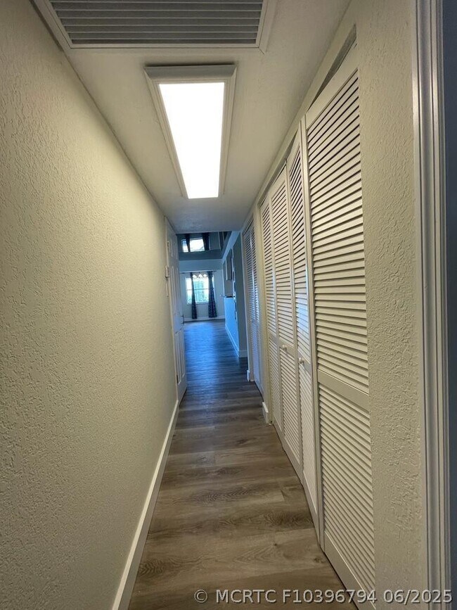 Building Photo - 401 Golden Isles Dr
