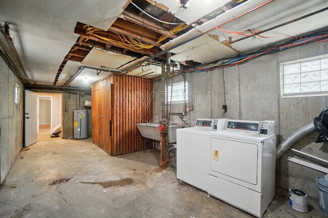 Building Photo - 39 Wuest St