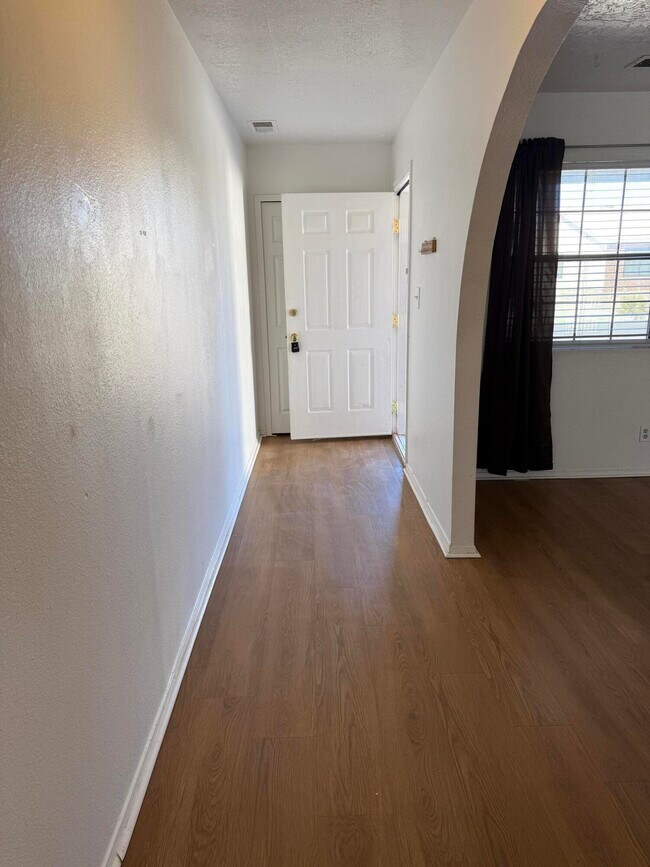 Building Photo - 840 Bravo Ct SE