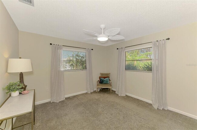 Building Photo - 2221 Pine View Cir