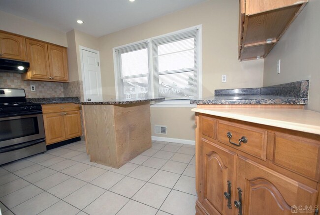 Building Photo - 17 Gardenia Ct