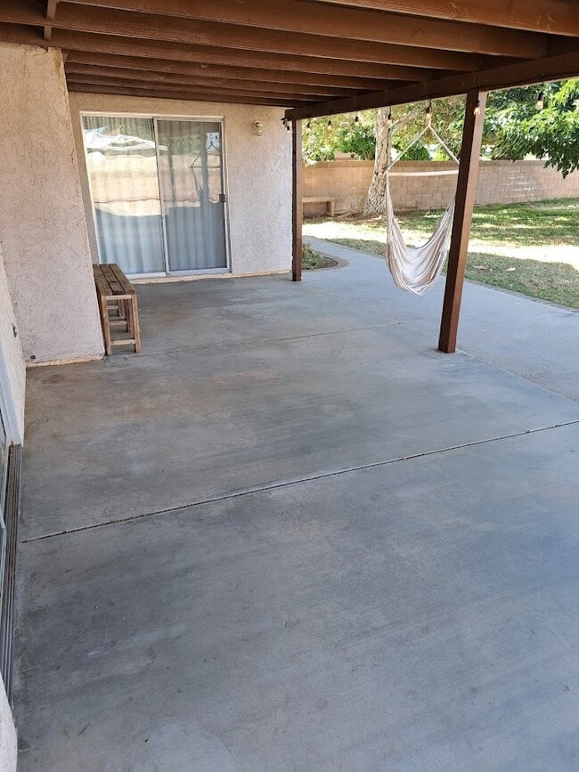 Covered patio area - 37727 Maureen St