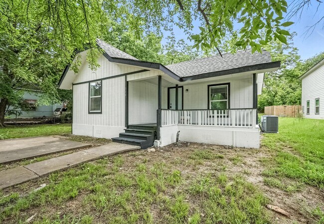 Building Photo - 318 E Shepherd St