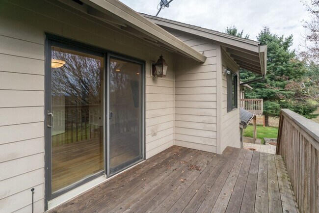 Building Photo - Escape to the Country, Spacious Contemporary in Wilsonville with Shop