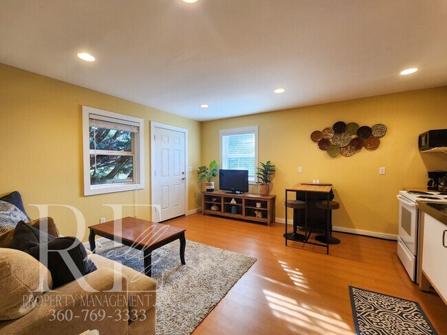 Building Photo - Fully Furnished Well Appointed Home