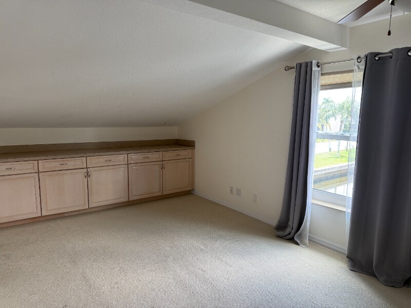 Building Photo - 8771 Bay Pointe Dr