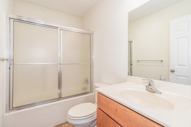 Building Photo - 927 E Lisburn Rd