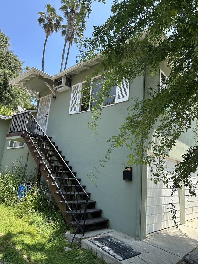 Building Photo - 1843 1/2 Linda Rosa Ave