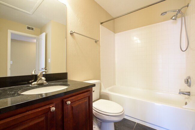 Building Photo - Miriada Condominums - 3 Bed 2 Bath for Ren...