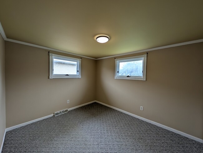 Building Photo - 43 Fairelm Ln