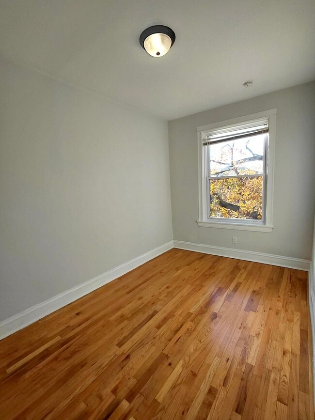 Building Photo - 1255 N Harding Ave