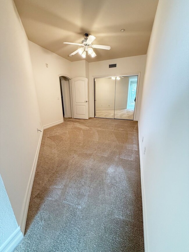 Building Photo - 1 Bed/ 1 Bath Condo for Rent at Park Blvd....