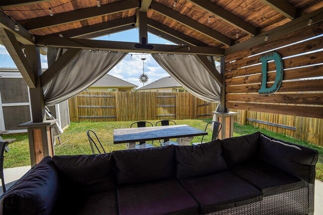 Building Photo - 205 Driftwood Ln