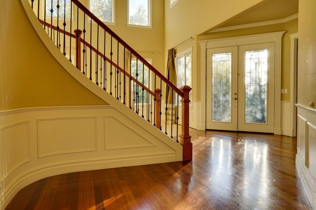 Building Photo - Custom Kent Easthill 2 Story