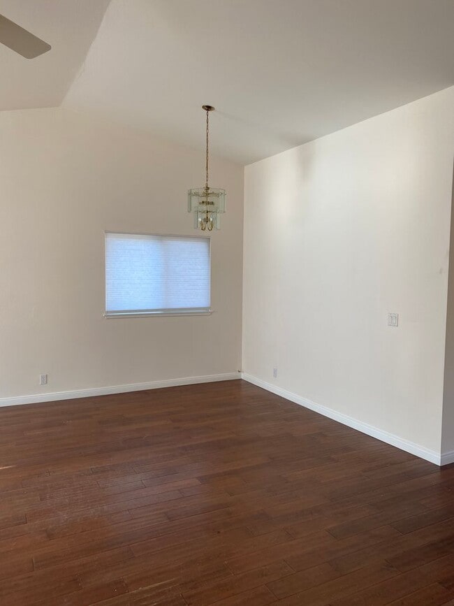 Building Photo - Remodeled 4 bed, 2 bath single story pool home