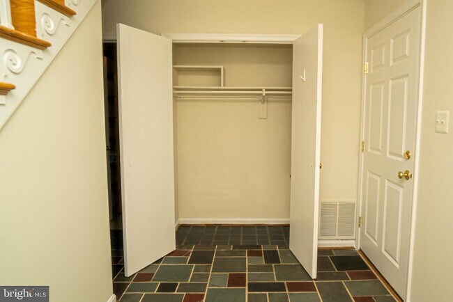 Building Photo - 5012 Larno Dr