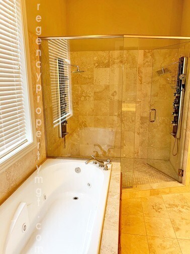 Building Photo - Entertainers dream! Spacious 4 bedroom hom...