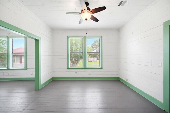 Building Photo - 313 S Blackwell St