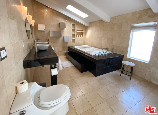 Building Photo - 27112 Malibu Cove Colony Dr