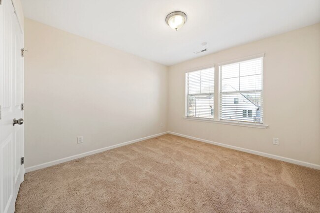 Building Photo - Amazing location in Durham-Pool, Tennis Courts, Gym!