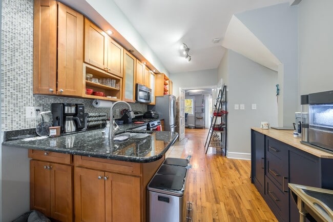 Building Photo - 251.5 York St