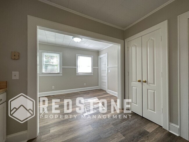 Building Photo - 817 Oakley St