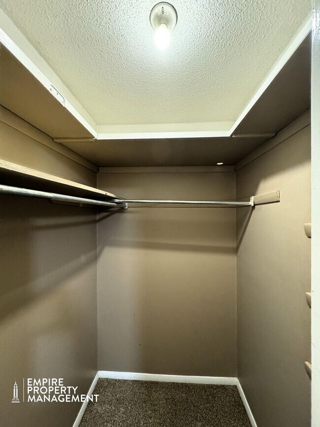 Building Photo - Move In Special: 1/2 Off 1st Month's Rent!!