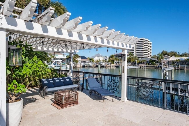 Building Photo - 5949 Seabird Dr S